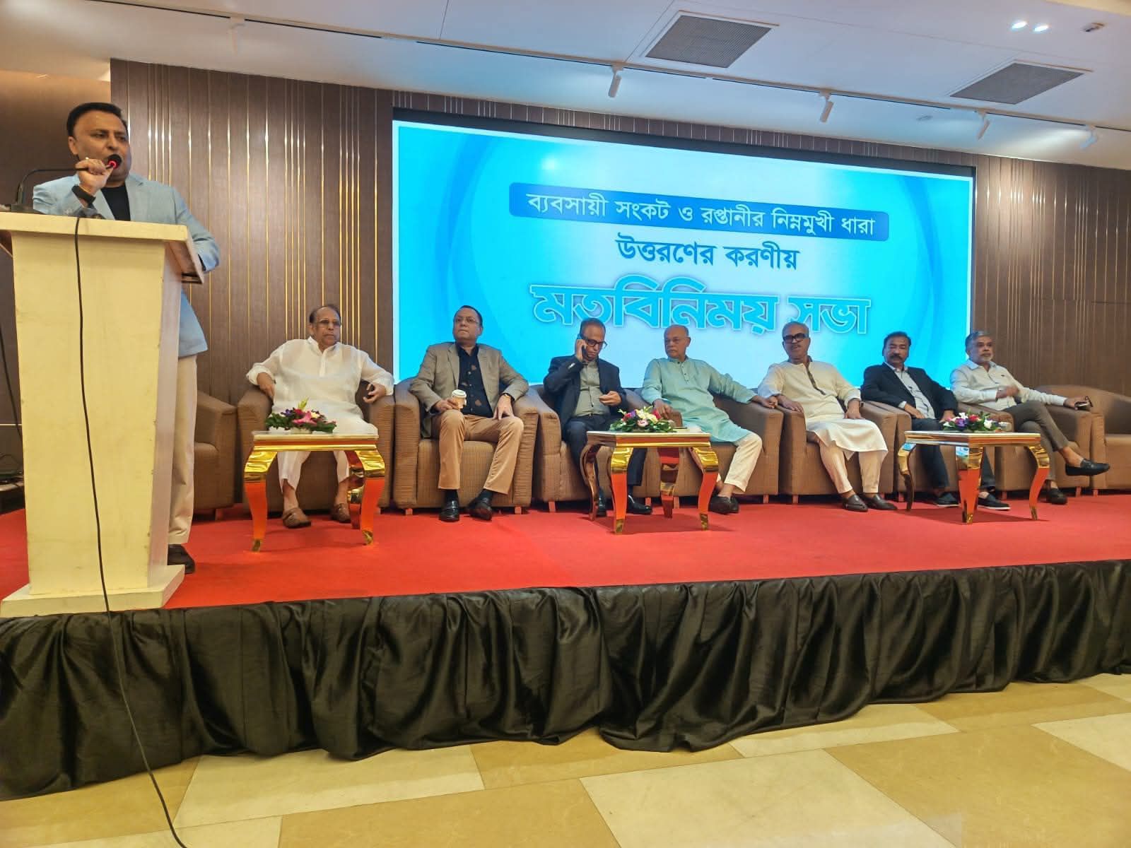 দেশের তৈরি পোশাক ও বস্ত্র রপ্তানি খাত অনিশ্চয়তার কবলে: ব্যবসায়ী নেতারা