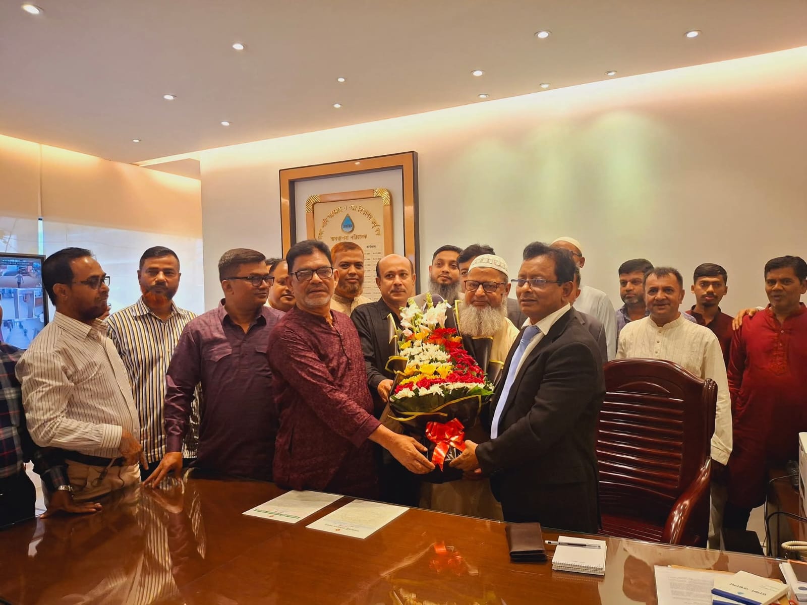 ঢাকা ওয়াসার নব নিযুক্ত ব্যবস্থাপনা পরিচালককে ফুলেল শুভেচ্ছা