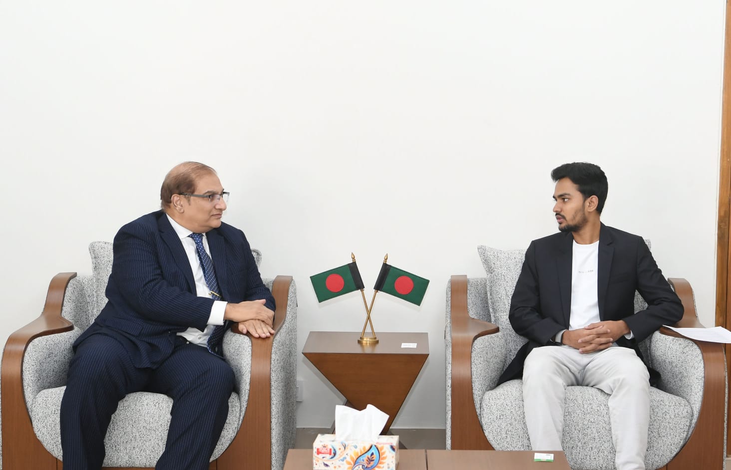 স্থানীয় সরকার উপদেষ্টা’র সাথে বাংলাদেশে নিযুক্ত পাকিস্তানের হাইকমিশনারের সৌজন্য সাক্ষাৎ।