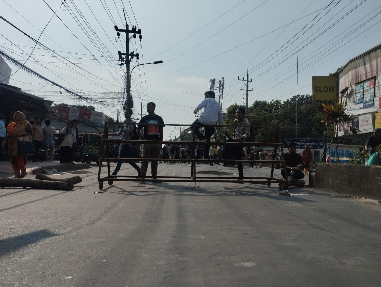 ‎রাবি শিক্ষার্থীদের ওপর দুর্বৃত্তদের হামলা: রাজশাহী -ঢাকা মহাসড়ক অবরোধ