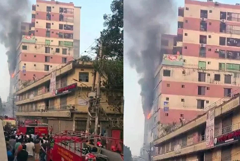 পুরান ঢাকার আরমানিটোলায় ১৪ তলা ভবনে আগুন