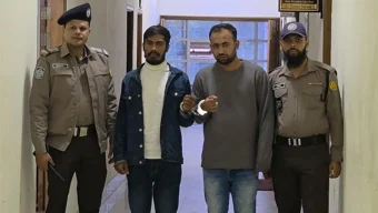 গুলশানে চেকপোস্ট দেখে দৌড়ে পালাতে গিয়ে বিদেশি পিস্তলসহ আটক ২