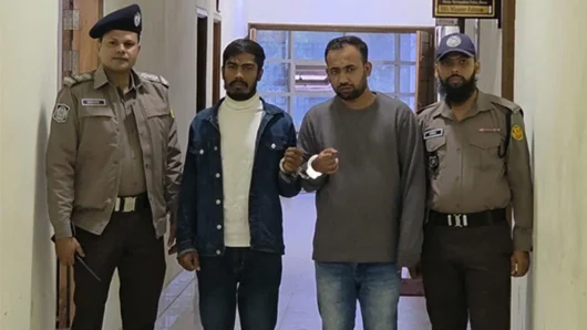 গুলশানে চেকপোস্ট দেখে দৌড়ে পালাতে গিয়ে বিদেশি পিস্তলসহ আটক ২