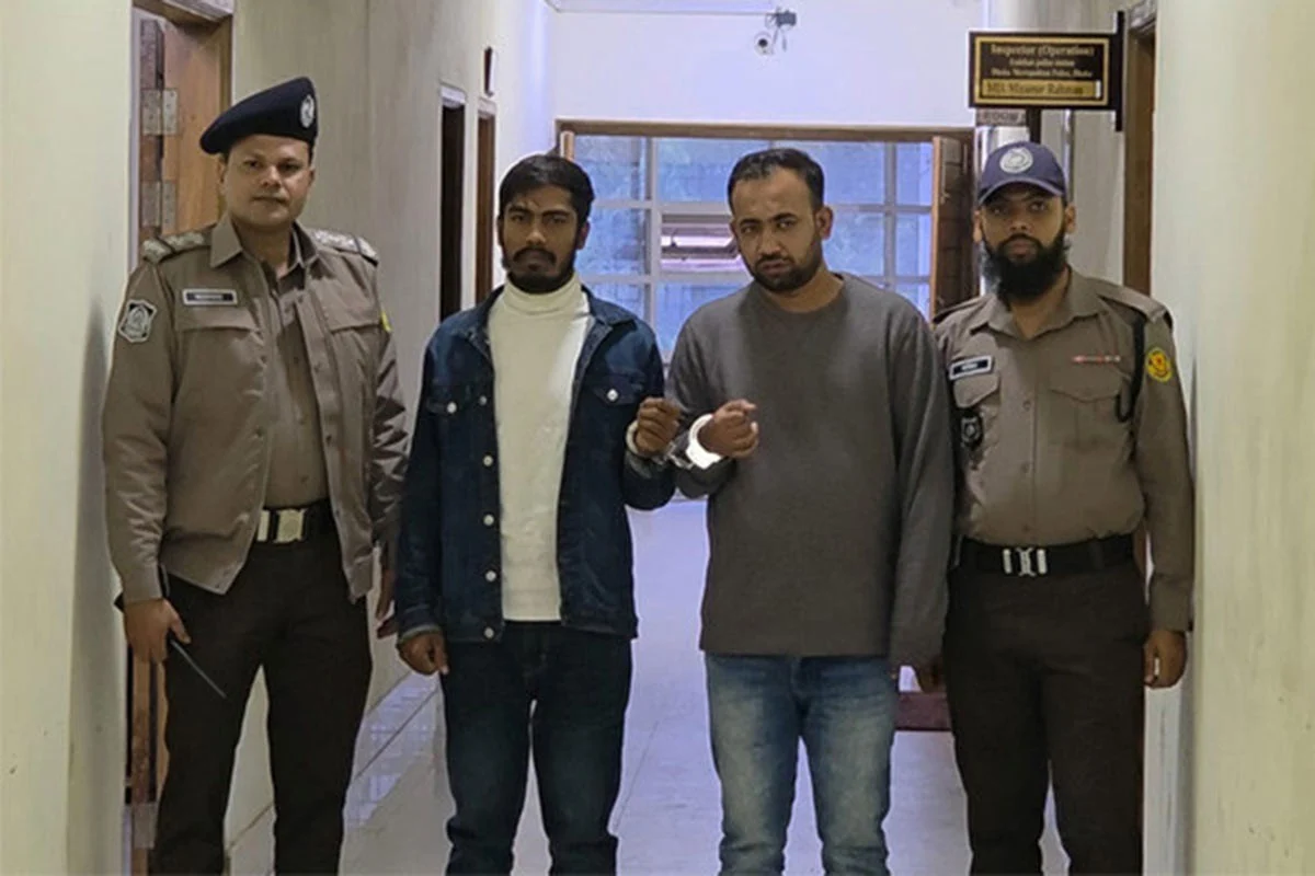 গুলশানে চেকপোস্ট দেখে দৌড়ে পালাতে গিয়ে বিদেশি পিস্তলসহ আটক ২