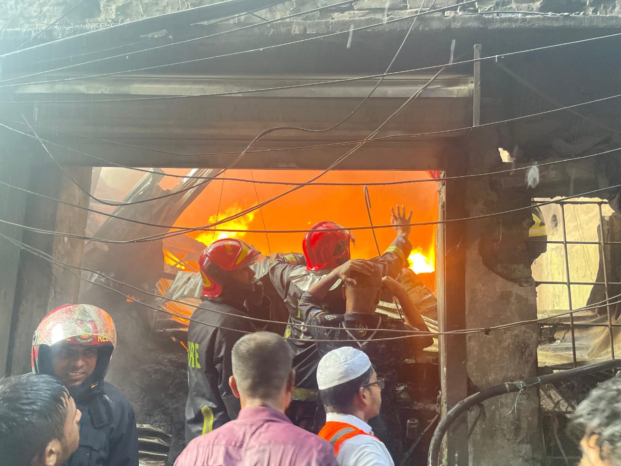 লালবাগে প্লাস্টিকের কারখানায় লাগা আগুন নিয়ন্ত্রণে