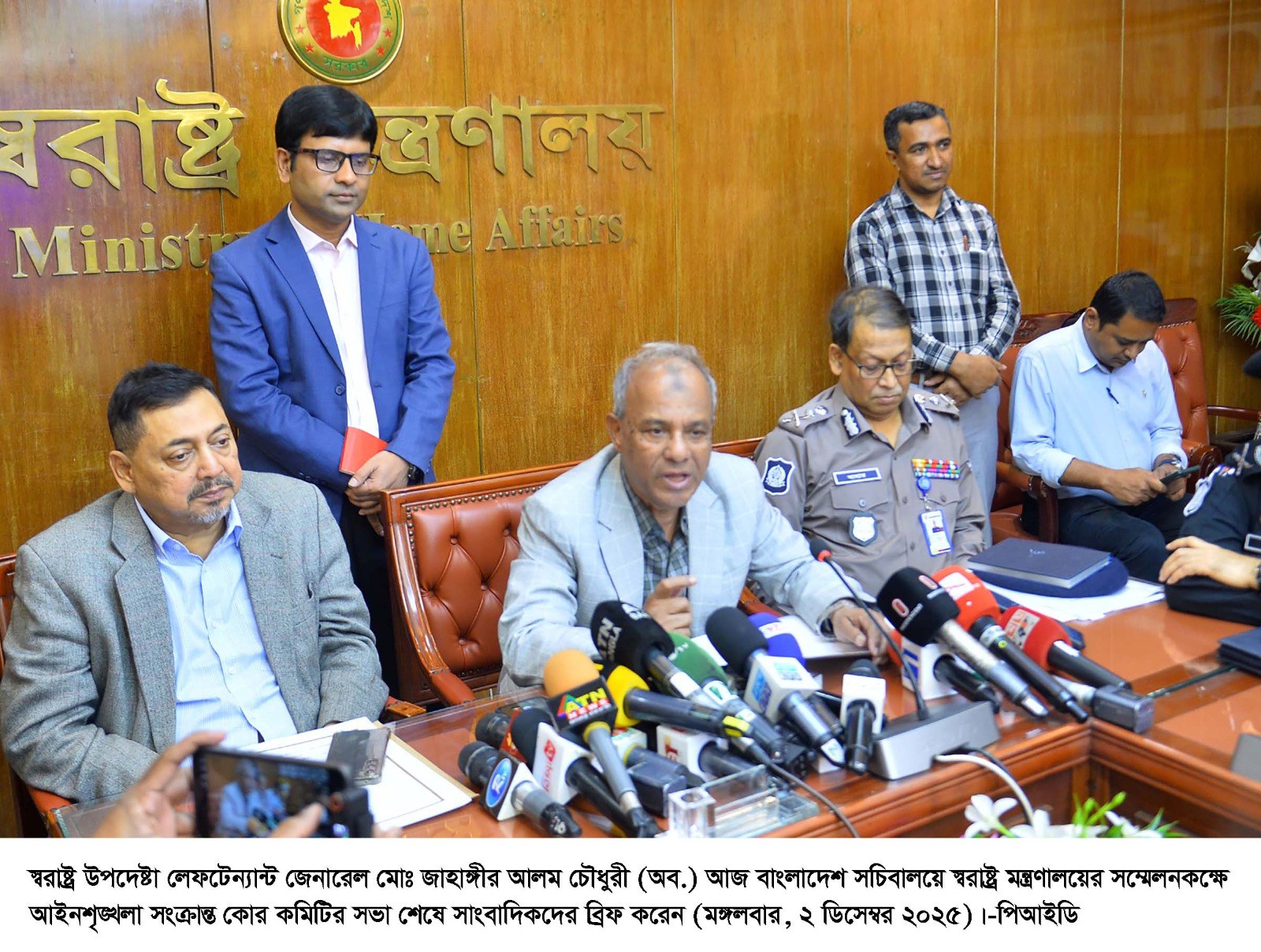 বাংলাদেশে কারো নিরাপত্তা নিয়ে শঙ্কা নেই – স্বরাষ্ট্র উপদেষ্টা