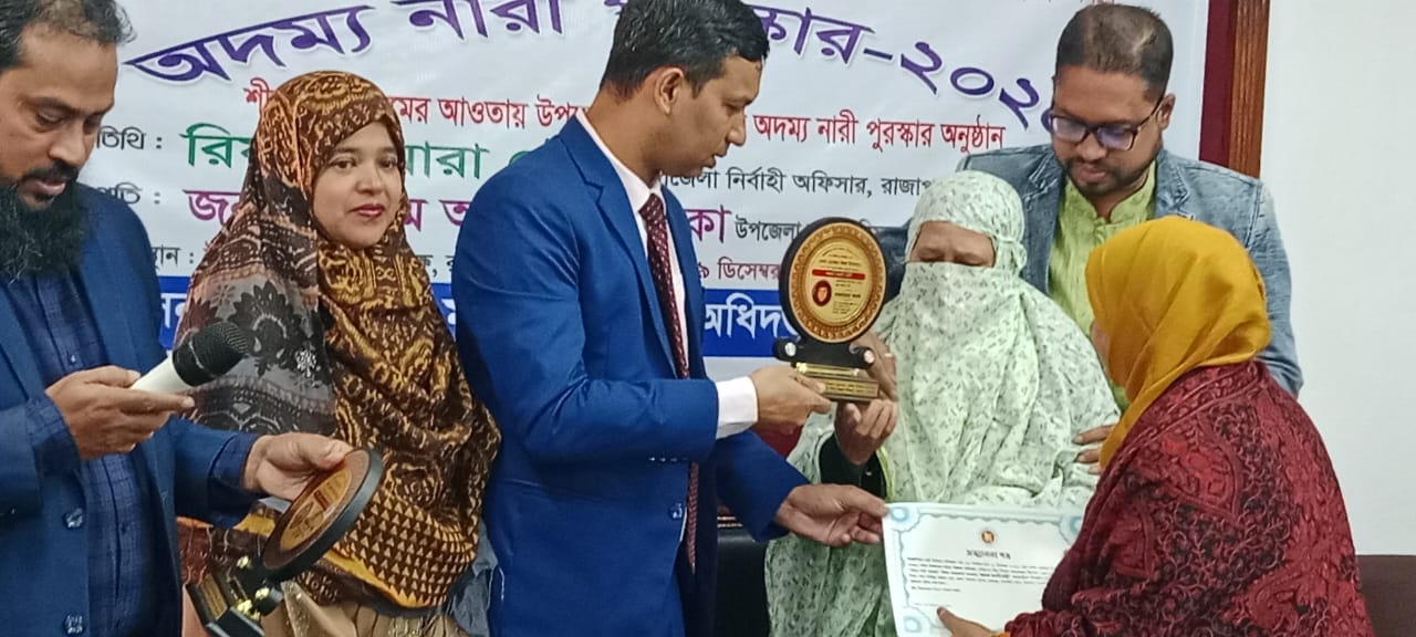 রাজাপুরে সফল জননী পুরষ্কার পেলেন আনোয়ারা খানম