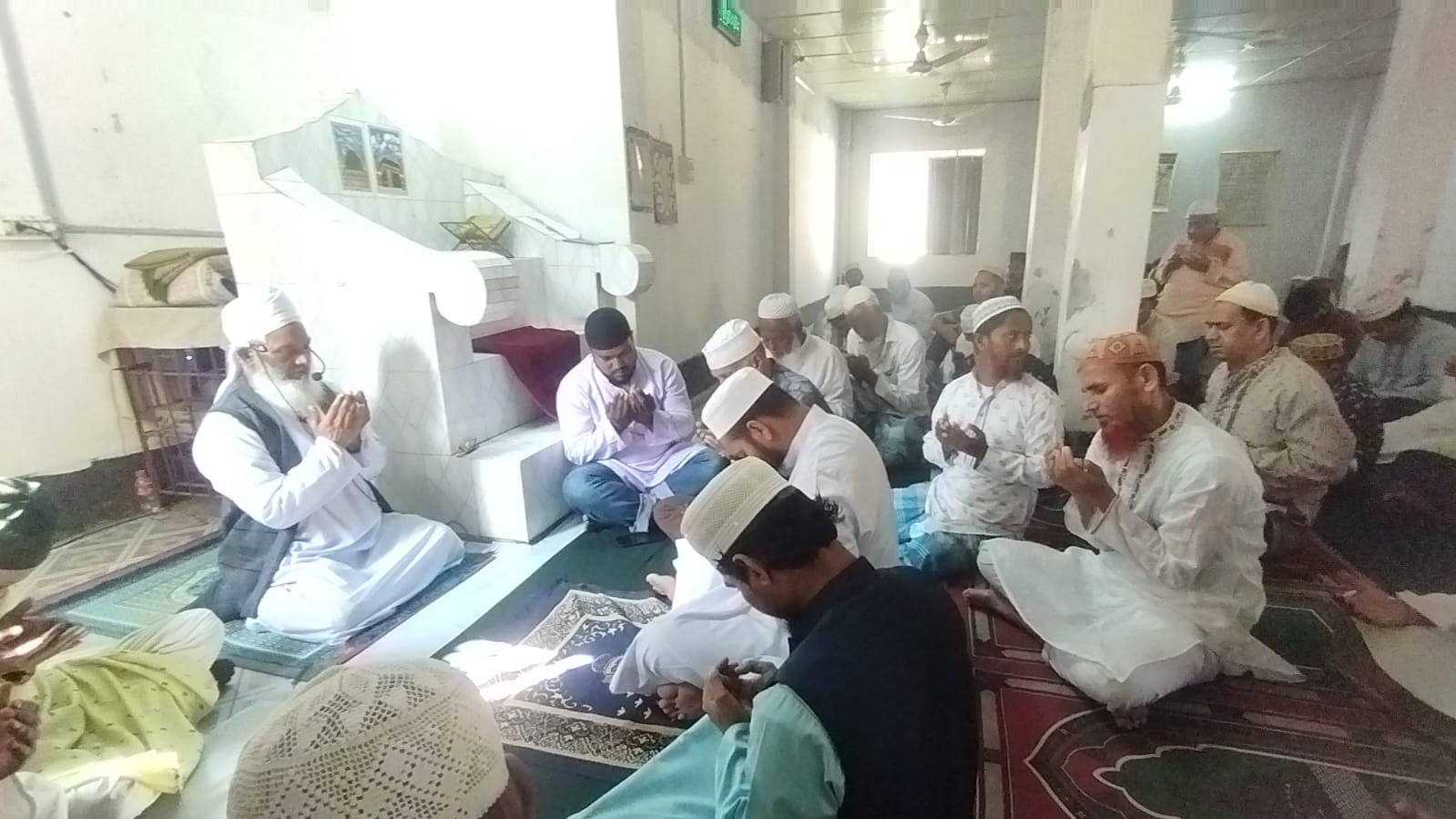 কেন্দ্র ঘোষিত কর্মসূচি অনুযায়ী বরিশালের মসজিদগুলোয় দোয়া মোনাজাত করেছে বিএনপি