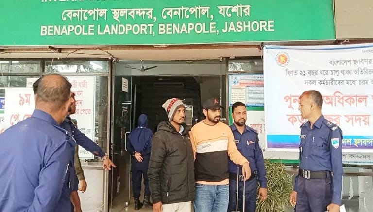 ভারতে পালাতে গিয়ে বেনাপোলে ধরা দুই সহোদর হত্যা মামলার আসামি, ইমিগ্রেশনে ‘কালো তালিকা’ যাচাইয়ে গ্রেপ্তার