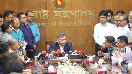 পুলিশের কাজে অবৈধভাবে কেউ বাধা দিতে পারবে না – স্বরাষ্ট্রমন্ত্রী