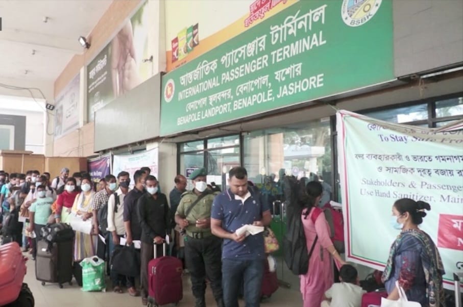 বেনাপোল বন্দরে একদিনে ভ্রমণে ১৪ লাখ, বাণিজ্যে ১০ কোটি টাকার রাজস্ব