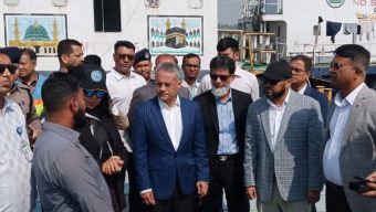 নদীতে খাদ্যপণ্যবাহী লাইটার জাহাজ নোঙর করে পণ্য খালাসে বিলম্ব