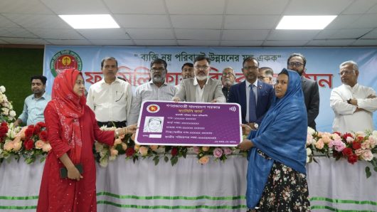 মিরপুরে নিম্নআয়ের ৫০৯ পরিবারের মাঝে ডিএনসিসির ফ্যামেলি কার্ড বিতরণ