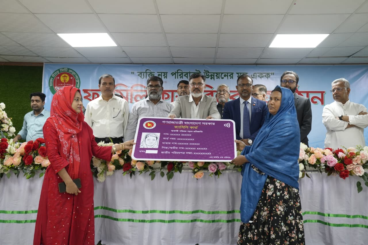 মিরপুরে নিম্নআয়ের ৫০৯ পরিবারের মাঝে ডিএনসিসির ফ্যামেলি কার্ড বিতরণ