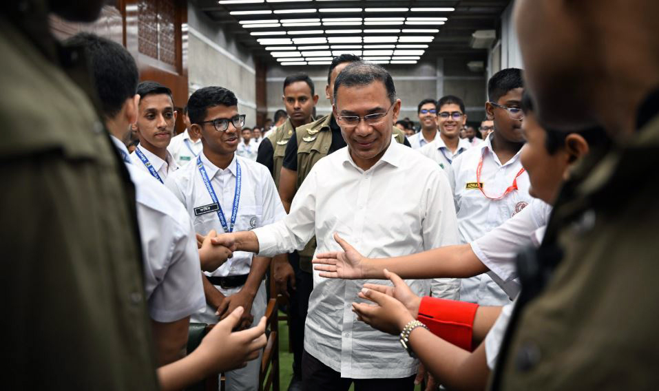 প্রাক্তন কলেজের শিক্ষার্থীদের সঙ্গে প্রধানমন্ত্রীর শুভেচ্ছা বিনিময়