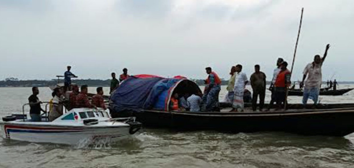 হিজলায় ঝড়ে নৌকাডুবি, তিনজন নিখোঁজ