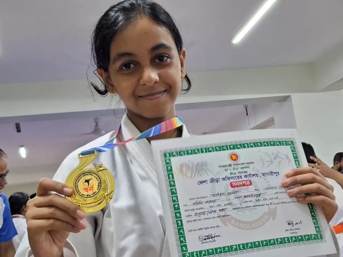 মাদারীপুরের কারাতে তারকা মাইশা, স্বর্ণ জিতে ছড়ালেন সম্ভাবনার আলো