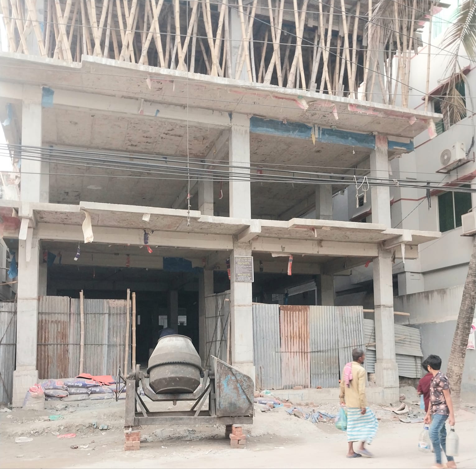 ‘মক্কা গার্ডেন’ প্রজেক্টে অনিয়মের অভিযোগ: রাজউকের নোটিশের পরও চলছে নির্মাণ