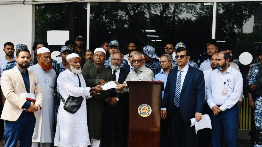 মধ্যপ্রাচ্যে নিহত প্রবাসী আব্দুল্লাহ আল মামুনের মরদেহ গ্রহণ করলেন প্রবাসী কল্যাণ মন্ত্রী