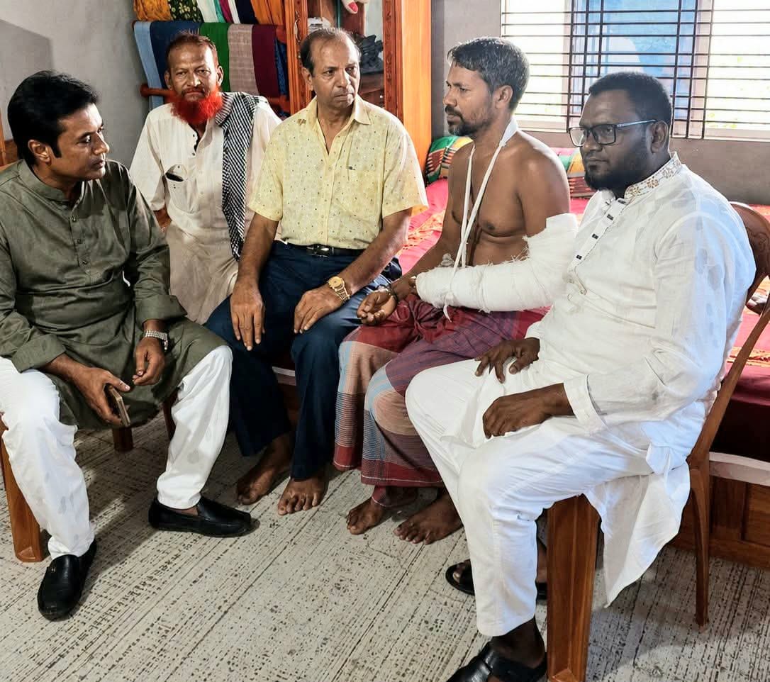 বেনাপোলে হামলায় আহত বিএনপি নেতাকে দেখতে দলীয় নেতারা, হামলাকারীদের গ্রেপ্তার ও শাস্তির দাবি