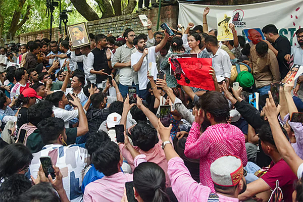দিল্লিতে বিক্ষোভে লাঠিচার্জ
