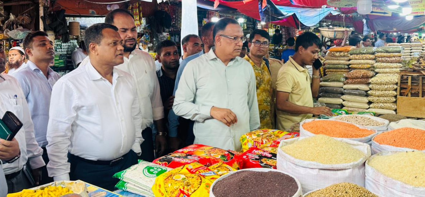 বাজেটের প্রভাব পড়েনি নিত্যপণ্যে, বাজারে সরবরাহ সন্তোষজনক: কারওয়ান বাজার পরিদর্শনে প্রতিমন্ত্রী