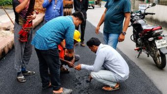 জল্পনার অবসান, শুরু হলো বেনাপোল–বাহাদুরপুর সড়কের কার্পেটিং; কাজ পরিদর্শনে পৌর প্রকৌশলী