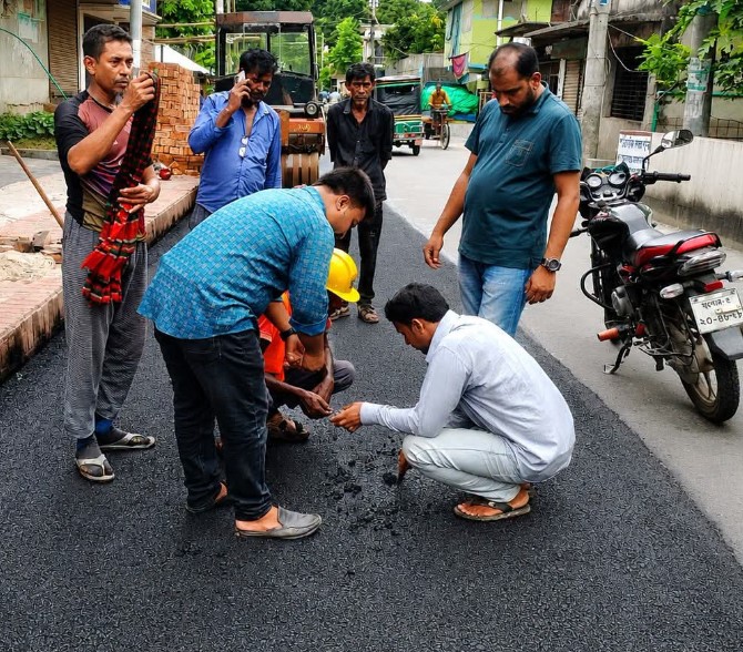 জল্পনার অবসান, শুরু হলো বেনাপোল–বাহাদুরপুর সড়কের কার্পেটিং; কাজ পরিদর্শনে পৌর প্রকৌশলী