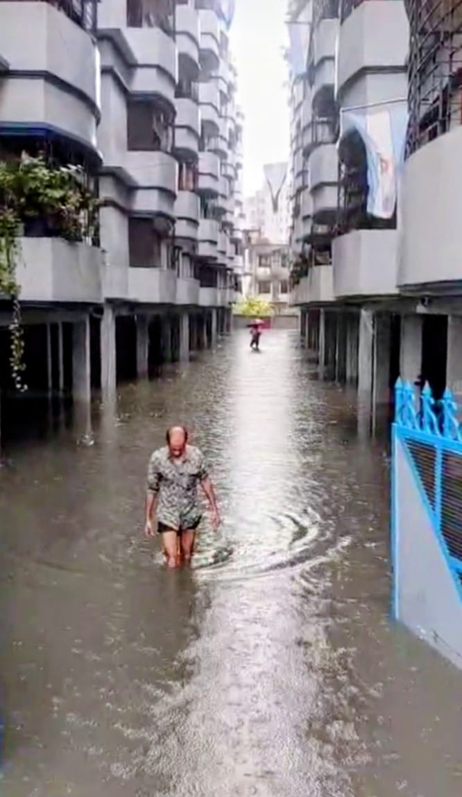 ডিএনসিসির জলাবদ্ধতায় চরম বিপর্যস্ত আশকোনা সিটি কমপ্লেক্স, বিদ্যুৎহীন অবস্থায় মানবেতর জীবন ২ হাজার লোক