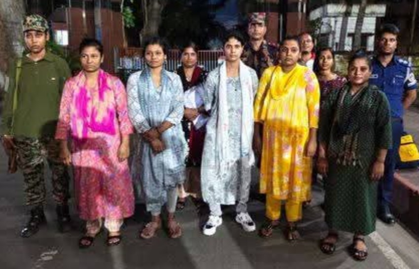 আড়াই বছর পর ভারতের জেল থেকে মুক্তি, বেনাপোল দিয়ে দেশে ফিরলেন ৫ বাংলাদেশি নারী