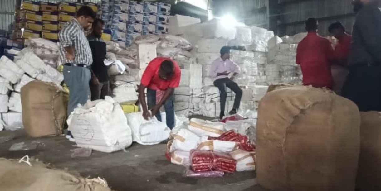 বেনাপোল বন্দরের শেডে মিলল নিখোঁজ ১৯ প্যাকেজ ভারতীয় পণ্য