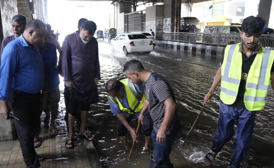 মিরপুরে জলাবদ্ধতা ও মিরপুর-১২ কাঁচাবাজার পরিদর্শনে ডিএনসিসি প্রশাসক, তাৎক্ষণিক ব্যবস্থা নেওয়ার নির্দেশ