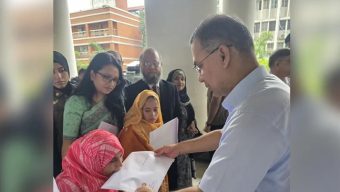 তিন প্রতিবন্ধীর হাতে নিয়োগপত্র তুলে দিলেন প্রধানমন্ত্রী তারেক রহমান