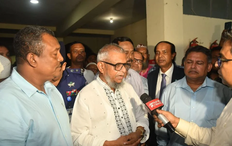 অবৈধ পথে বিদেশযাত্রা এবং সংশ্লিষ্ট দালালদের ফাঁদ প্রতিরোধে কঠোর পদক্ষেপের নির্দেশ প্রবাসী কল্যাণ মন্ত্রীর