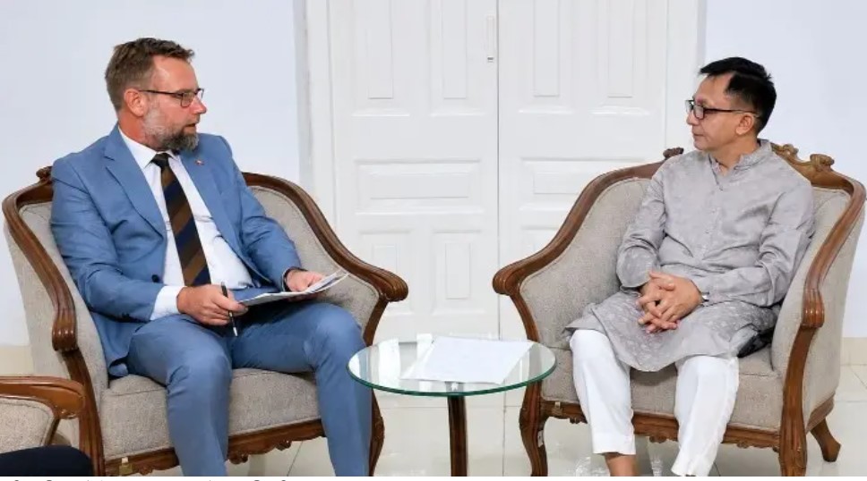 বাংলাদেশের জাহাজ নির্মাণে বিনিয়োগে আগ্রহী মারস্ক লাইন ঢাকায় বাণিজ্যমন্ত্রীর সঙ্গে ডেনমার্কের রাষ্ট্রদূত ও মারস্ক প্রতিনিধিদলের বৈঠক