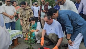 তথ্য ও সম্প্রচার মন্ত্রীর গ্ৰামের বাড়িতে ভাজা ইলিশ আর রসমালাইয়ের স্বাদে আপ্লুত মার্কিন রাষ্ট্রদূত