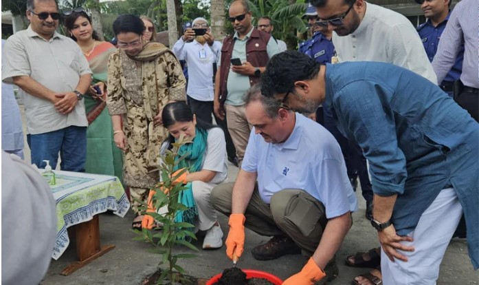 তথ্য ও সম্প্রচার মন্ত্রীর গ্ৰামের বাড়িতে ভাজা ইলিশ আর রসমালাইয়ের স্বাদে আপ্লুত মার্কিন রাষ্ট্রদূত