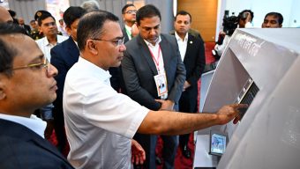 প্রধানমন্ত্রী তারেক রহমান আজ রাজধানীর বাংলাদেশ-চীন মৈত্রী সম্মেলন কেন্দ্রে ‘রাজস্ব সম্মেলন ২০২৬’-এ জাতীয় রাজস্ব বোর্ড পরিবেশিত স্টলের ডিজিটাল স্ক্রিনে বিভিন্ন উপস্থাপনা ঘুরে দেখেন