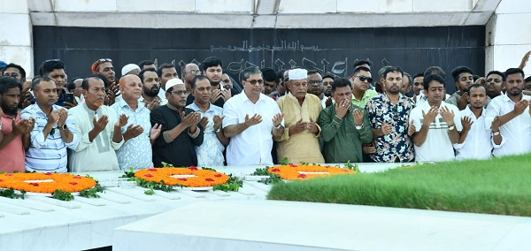 জিয়াউর রহমান ও খালেদা জিয়ার সমাধিতে প্রতিমন্ত্রী মীর শাহে আলমের শ্রদ্ধা