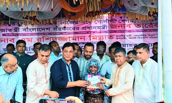 প্রধানমন্ত্রীর দেওয়া নতুন বাড়িতে উঠলেন গোলাপি বেগম