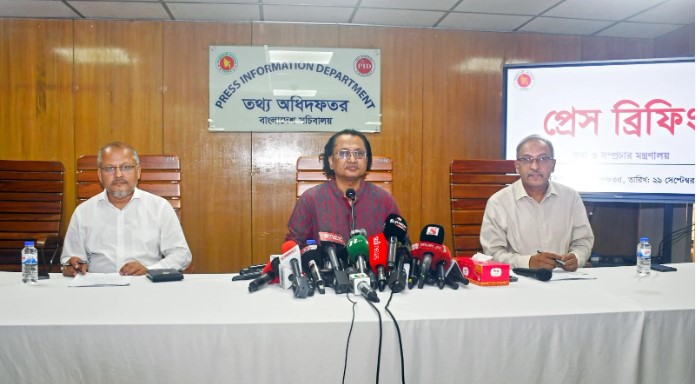 অপতথ্য প্রতিরোধে আইনের পাশাপাশি সামাজিক-রাজনৈতিক সচেতনতা জরুরি: তথ্য উপদেষ্টা