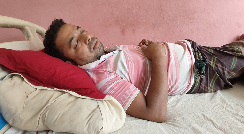 সৌদিতে চাকরির কথা বলে ৪ লাখ ৭৫ হাজার টাকা নেওয়ার অভিযোগ, পাওনা চাইতে গিয়ে বাবা-ছেলেসহ ৩ জন আহত