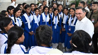 প্রধানমন্ত্রী তারেক রহমানের সাথে আজ জাতীয় সংসদ ভবনে তাঁর কার্যালয়ের সামনে জাতীয় সংসদের অধিবেশন দেখতে আসা নেত্রকোনার কলমাকান্দা বালিকা উচ্চ বিদ্যালয়ের শিক্ষার্থীদের সাক্ষাৎ