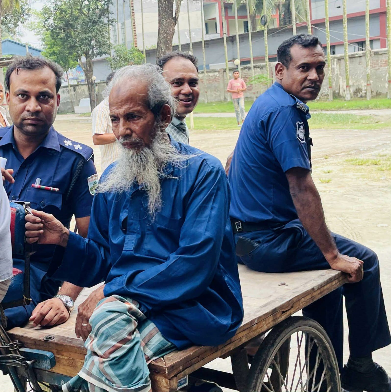 নওগাঁর রানীনগরে তৃতীয় শ্রনীর ছাত্রীর ধর্ষন চেষ্টার অভিযোগে ৭০বছরের এক বৃদ্ধকে গ্রেফতার