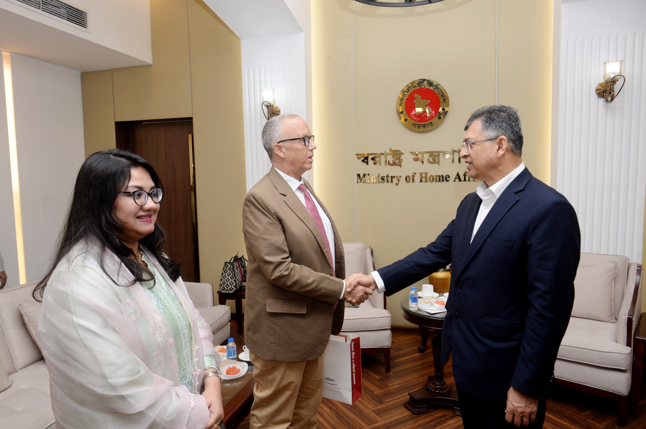 স্বরাষ্ট্রমন্ত্রীর সঙ্গে আইআরআই প্রতিনিধিদলের বৈঠক