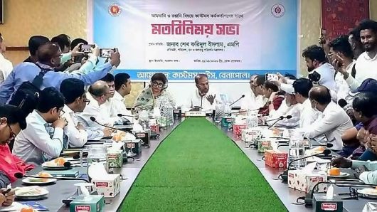 বেনাপোলে আমদানি-রপ্তানি নিয়ে ব্যবসায়ী ও কাস্টমস কর্মকর্তাদের সঙ্গে প্রতিমন্ত্রীর মতবিনিময়
