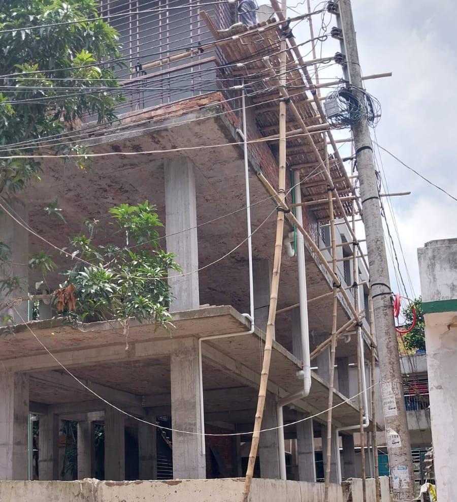 উত্তরার দক্ষিণখান মিয়াপাড়া ক্লাব রোডে জাহাঙ্গির হোসেনের ভবন নির্মাণে অনিয়মের অভিযোগ