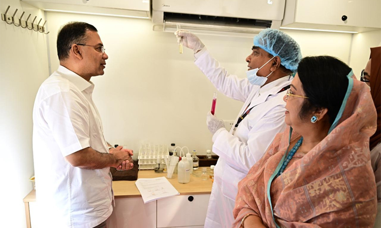 নিরাপদ খাদ্য পরীক্ষার ভ্রাম্যমাণ ল্যাব পরিদর্শনে প্রধানমন্ত্রী