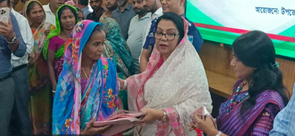 মানিকগঞ্জে দুর্গাপূজা উপলক্ষে সুবিধাবঞ্চিতদের শাড়ি দিলেন খাদ্যমন্ত্রী