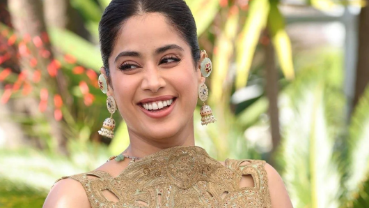 বন্ধুদের চমকে দিতে গিয়ে ‘গোপন প্রতিভা’ আবিষ্কার জাহ্নবীর